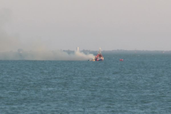 C'est en fin de journée, vers 20h30, le 23 juillet 2022, que le feu s'est déclaré sur un bateau qui naviguait au large de la plage de la Grande Conche à Royan.