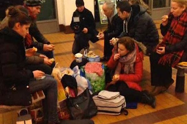 Jusqu'à 1 heure du matin, ce groupe de réfugiés kosovars peut venir se mettre au chaud dans la gare de Mulhouse. A la fermeture de la gare, ils sont contraints de dormir dehors.