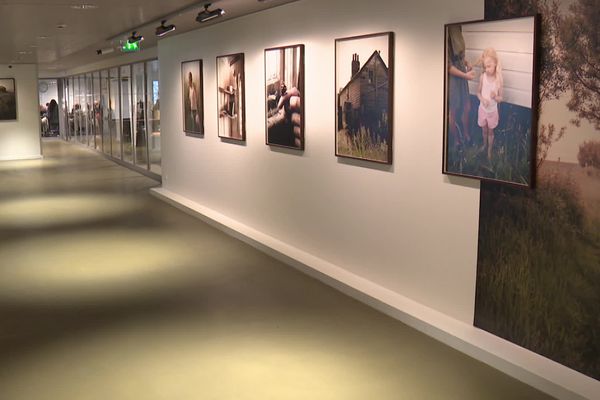 Sur ces photos exposées à Rennes, le quotidien de familles anglaises menacées par l’érosion, en lien avec la thématique du premier festival Glaz : l'urgence.