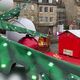 Le sapin magique, c'est le nom du manège qui attire les promeneurs au cœur du marché de Noël dans le centre-ville de Guingamp durant le mois de décembre 2024.