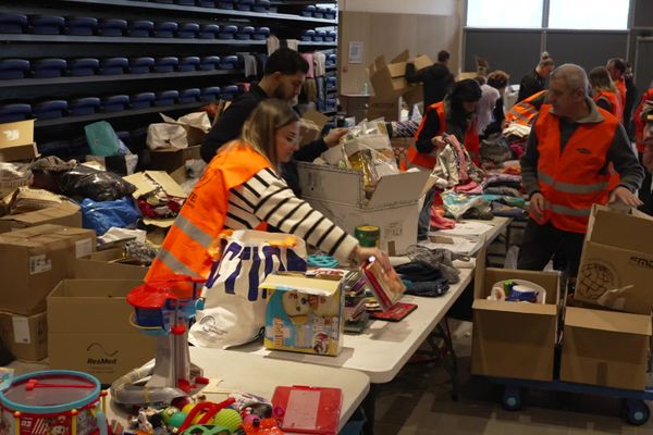 L'association Suricates organise chaque année un Noël solidaire. Des centaines d'entreprises de la région se sont mobilisées pour récolter plus de 70 000 dons.