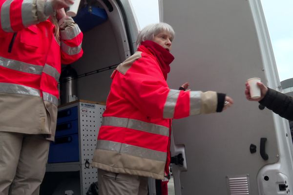Avec le froid, les bénévoles de la Croix-Rouge sont attendus pour offrir boissons chaudes et chaleur humaine.