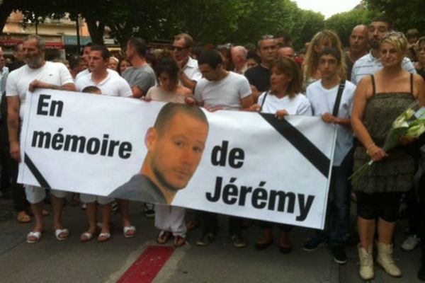 Plusieurs centaines de personnes se sont rassemblées en hommage à Jérémy