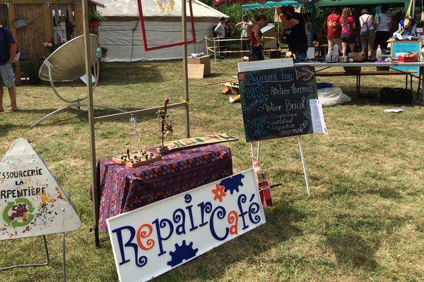 Au festival terres du Son, des ateliers sont organisés par le Repair'Café et la Ressourcerie la Charpentière