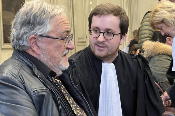 Rémi Lacombe ( à gauche) assis au côté de son avocat Me Louis Lacamp à l'audience du tribunal de commerce de Bordeaux, jeudi 11 janvier 2024.