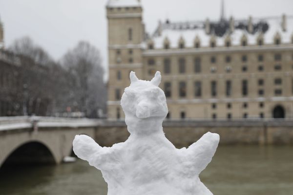 Un bonhomme de neige dans le 1er arrondissement de Paris