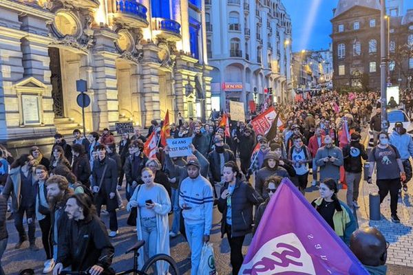 Le rassemblement spontané ce jeudi 16 mars à Clermont-Ferrand, suite à l'annonce du 49.3 par le gouvernement.