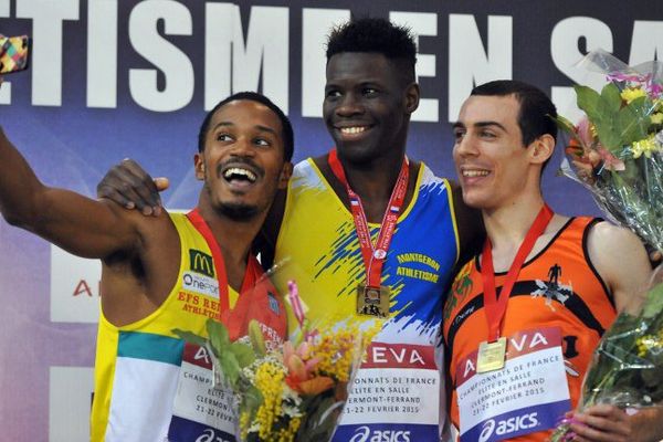 Toumany Coulibaly, au centre, pose pour un selfie sur le podium, avec Angel Chelala, à gauche, et Olivier Smug, à droite, après avoir remporté le 400 m aux Championnats de France de février 2015, à Aubiere. 