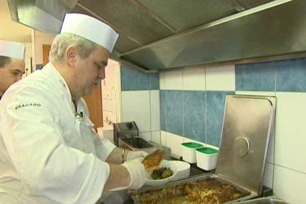 Hubert Thuet et son équipe préparent le menu du jour, qui sera servi en salle mais aussi porté aux domiciles d'une cinquantaine d'habitants de la vallée