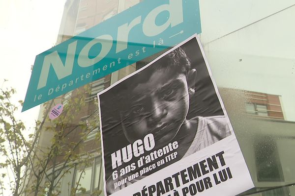 Des portraits d'enfants ont été placardés sur la façade du département du Nord par les les agents de la prévention et de la protection de l’enfance. ils dénoncent un manque de moyens et des enfants en danger.