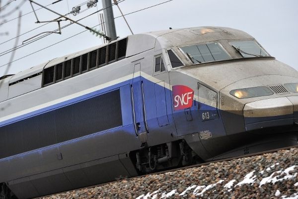 Le TGV en Auvergne, tout le monde l'espère, mais les questions demeurent. Une mission sur la réforme ferroviaire, présidée par l'ancien ministre des transports Jean-Louis Bianco, préconiserait de "ne pas accroître la dette ferroviaire par la construction de nouvelles lignes à grande vitesse mais de chercher une formule intermédiaire entre TGV et les anciens trains Corail".