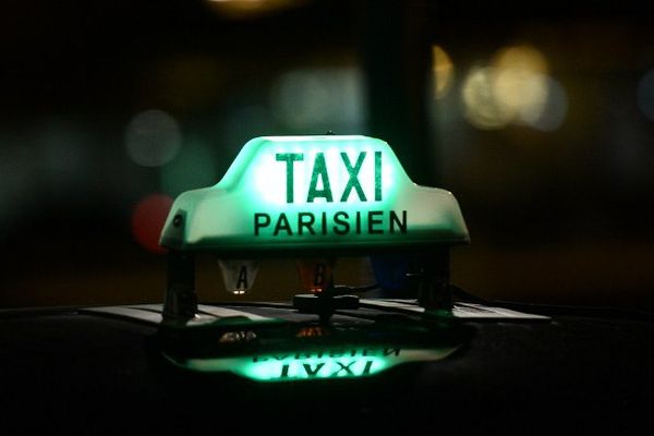 Un taxi parisien de nuit.