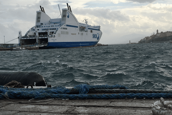 Un navire de la SNCM dans le port de Bastia.