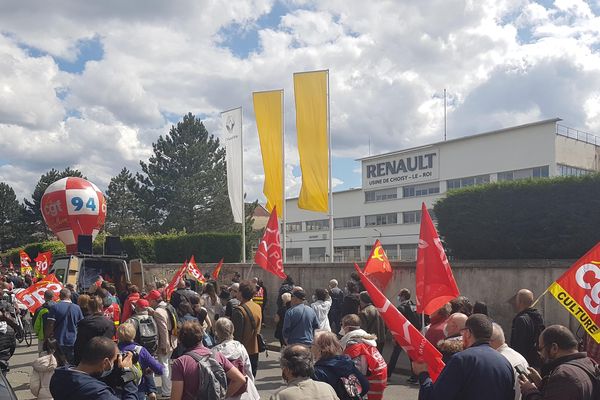 Elus, habitants et syndicats ont défilé pour soutenir les salariés de l’usine Renault de Choisy.