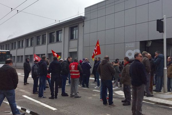 À l'appel de la CGT, des salariés manifestent devant le siège de Legrand à Limoges, pour demander des augmentations de salaires et plus d'embauches de la part de l'entreprise.