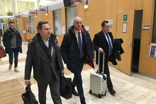 Saïd Chabane et ses deux avocats à l'arrivée au palais de justice d'Angers