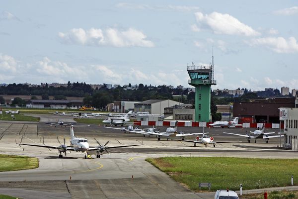 L'aéroport de Bron, à proximité de Lyon, a été évacué ce mercredi 18 octobre peu avant 11 heures, suite à une alerte attentat.