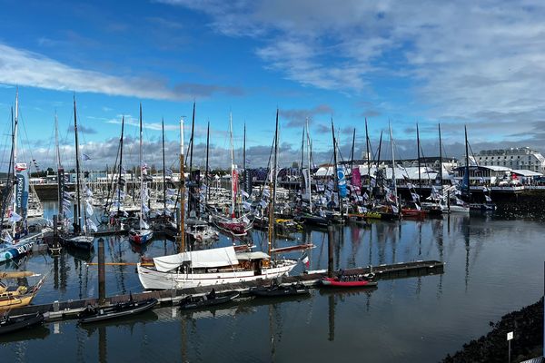 Après la pluie, grand soleil et ciel bleu sur le village du Vendée Globe, aux Sables d'Olonne.