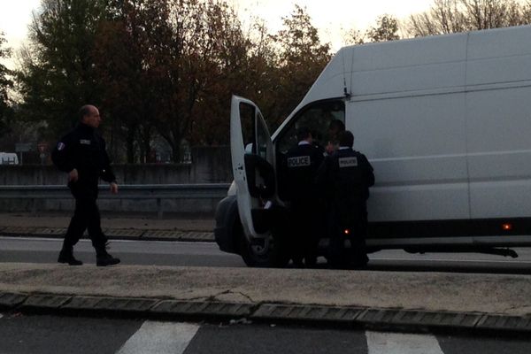 De policiers ont mis en place un barrage à l'entrée de Soissons pour contrôler les véhicules qui viennent de Paris, le mercredi 18 novembre 2015.