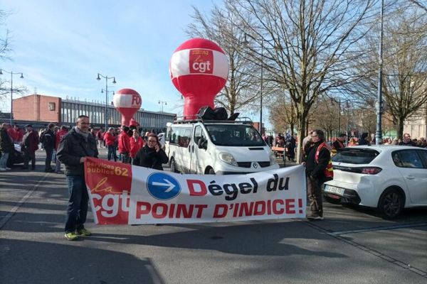 Le cortège de la fonction publique s'élance ce mardi 19 mars 2024 à Arras.