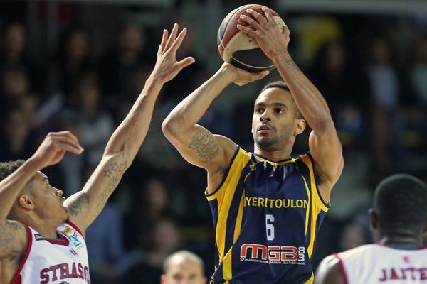  Au centre, le Varois David Michineau  au shoot entre les Strasbourgeois AJ Slaughter à gauche  et Mouhamadou Jaiteh à droite lors du match  le 10 décembre 2016 à Strasbourg.