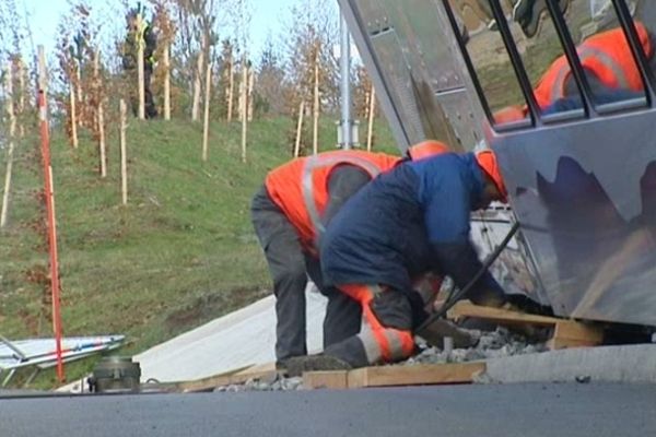 Les vents violents qui soufflent à plus de 100km/heure ne facilitent pas la tâche de la quinzaine de spécialistes sur le site depuis l'aube