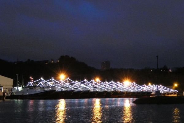 Les bateaux de l'armement Porcher, illuminés jusqu'au 3 janvier, au port du Légué, à Saint-Brieuc