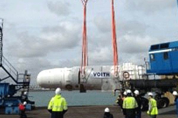 Le déchargement du fuselage de la première hydrolienne de Cherbourg