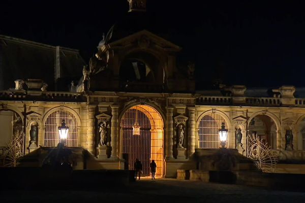 Pour Halloween, le château de Chantilly se visite la nuit à la lampe torche.