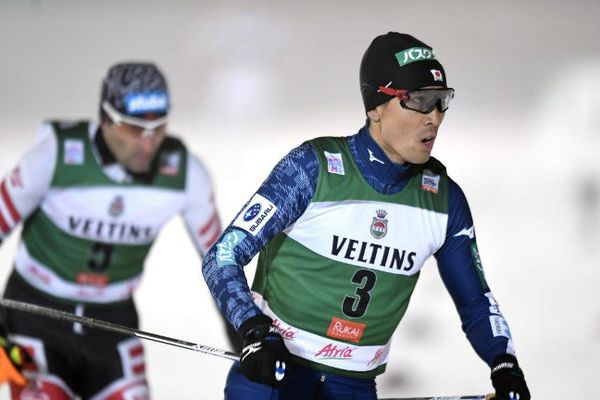 Le Norvégien Espen Andersen remporte l'épreuve de Kuusamo (Finlande) de combiné nordique, la première de la saison de Coupe du monde. 