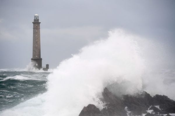 Le littoral normand sera frappé par des vents violents et des vagues submersives ce lundi 18 et mardi 19 novembre 2024.