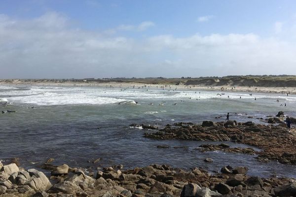 La plage de la Torche (Finistère) avec des surfeurs au loin