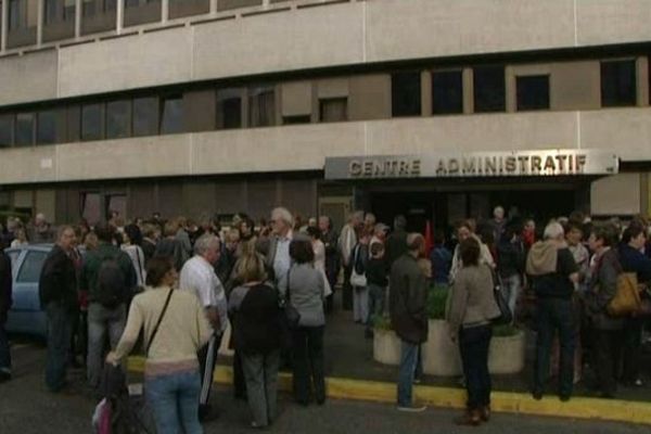 Rassemblement hier soir de 200 personnes environ pour soutenir l'enseignante accusée d'instaurer la théorie du genre