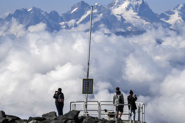 Des vacanciers admirant le massif des Ecrins depuis la station de ski de Val Thorens en Savoie. (Illustration)