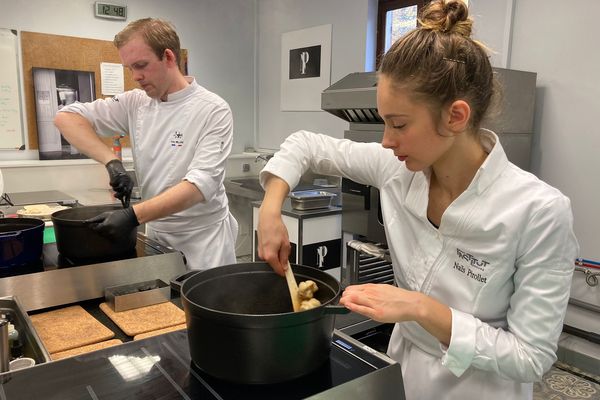 Naïs Pirollet, 24 ans, candidate au Bocuse France mardi prochain à Reims. Elle était membre de l’équipe de Davy Tissot, lauréat du Bocuse d’or cette année. 16/11/21