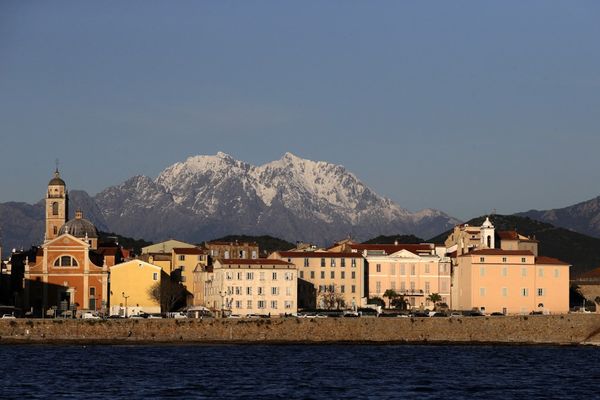 Trois villes de Corse ont été particulièrement recherchées par les voyageurs français, en 2021, sur le site kayak.fr.