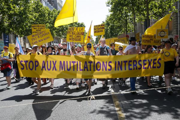 Une pancarte "stop aux mutilations intersexes", à la Pride 2019 de Paris. 