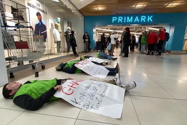 Des activistes "Les Amis de la Terre Rouen", ont organisé un happening devant le magasin Primark à Rouen samedi 10 février 2024.