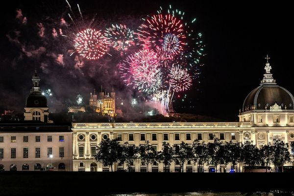 Feux du 14 Juillet 2019, à Lyon, vus depuis les berges du Rhône