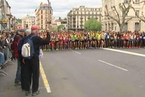 La 32ème édition des 15 kilomètres du Puy-en-Velay a battu le record d'inscriptions cette année. 1 350 coureurs se sont retrouvés sur la ligne de départ.