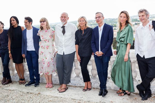 John Malkovich, président du jury pose avec les membres du jury 2017 : le chanteur Raphael, l'actrice Stefi Celma, le responsable éditorial à Canal Plus Cinéma Ivan Guyot,la productrice canadienne Denise Robert, la journaliste Claire Chazal, le scénariste Philippe Besson, l'actrice Laura Smet and l'acteur et réalisateur belge Lucas Belvaux. 