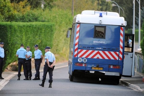 Devant la maison de Thorée les Pins où les fillettes ont passé la nuit du 17 au 18 septembre