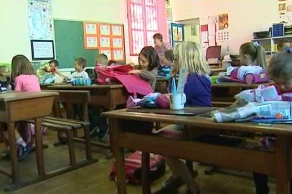 Chappes, 200 habitants prés de Montluçon, fait partie des communes de l'Allier qui ont choisi le changement. Quatre jours et demi d'école et d'activités périscolaires pour les élèves et les instituteurs. Un enrichissement pour les territoires ruraux.