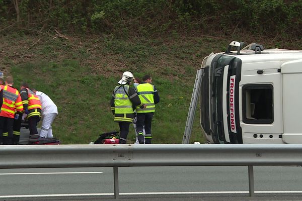 Le camion s'est couché sur le bas-côté de l'autoroute A 20.