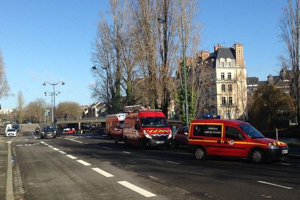 Pompiers devant le canal Ille et Rance, à l'entrée de la rue de Brest