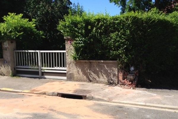 C'est dans le muret de cette maison rue Sagebien à Amiens que la voiture a fini tragiquement sa course