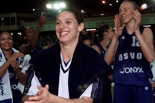 Le 26 avril 2002, Audrey Sauret et son équipe de Valenciennes se qualifient pour la finale de l'Euroligue de basket-ball à Liévin.