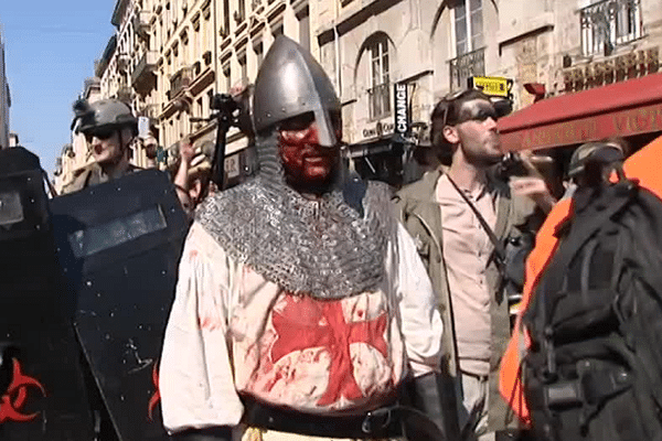 Lors de cette 9e marche des Zombies, les lyonnais ont pu croiser : des templiers, des suppliciés, des pestiférés, des légionnaires tombés au champ d'honneur et autres morts-vivants venus du passé ! 