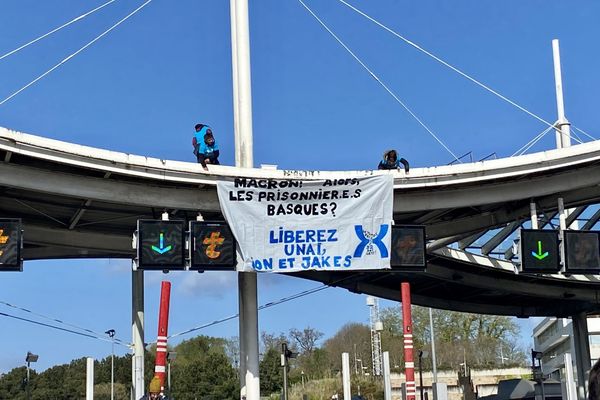 Une banderole en faveur de la libération de deux prisonniers basques détenus depuis 31 ans, à Biarritz, le 2 avril 2022.