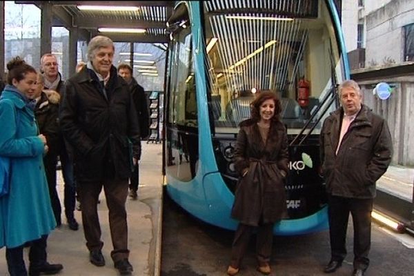 Devant la maquette du futur Tram, Marie-Josée Roig, maire d'Avignon et Jean-Louis Fousseret, maire de Besançon 